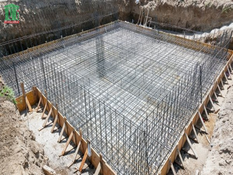 Khi thi công móng bè, phải luôn đảm bảo móng giữ được độ ẩm và tránh bị dầm mưa lâu ngày